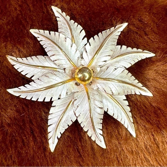 🔵 𝅺VINTAGE Lisa Signed Gold Toned Leaf Abstract Brooch - Picture 1 of 9